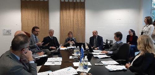 L'assessore Fvg a Finanze con delega a Por Fesr, Barbara Zilli (al centro), al tavolo sui fondi europei per le imprese